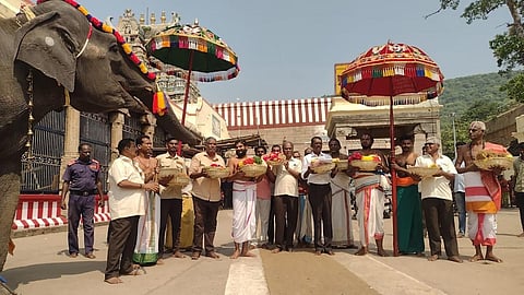 மலேசியா சுந்தர ராஜ பெருமாளுக்கு மதுரை கள்ளழகர் கோயில் வஸ்திர மரியாதை: சிறப்பு பூஜைகளுடன் புறப்பாடு