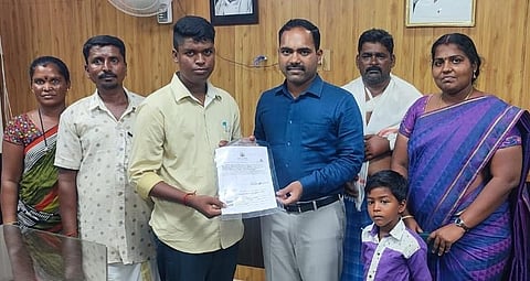 மாணவருக்கு சாதிச் சான்றிதழ் வழங்கிய மாவட்ட ஆட்சியர் பி.மதுசூதன்ரெட்டி