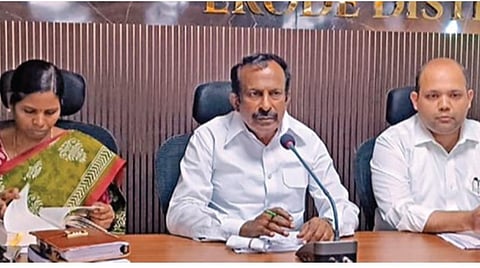 அத்திக்கடவு - அவிநாசி திட்டப்பணிகள் குறித்து, ஈரோடு ஆட்சியர் அலுவலகத்தில் நடைபெற்ற ஆய்வுக் கூட்டத்தில் அமைச்சர் சு. முத்துசாமி பேசினார். அருகில் மாவட்ட ஆட்சியர் எச்.கிருஷ்ணன் உன்னி.