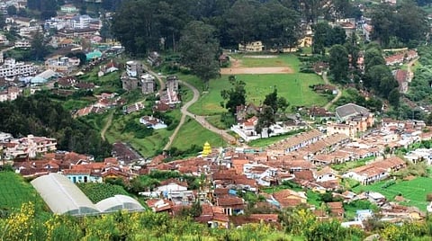 உதகைக்கு எப்படி செல்லலாம், எங்கே தங்கலாம்..?