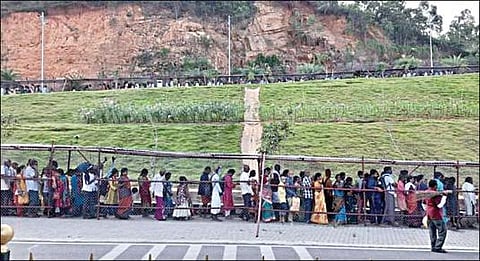 திருப்பதி ஏழுமலையானை தரிசிக்க கோயிலுக்கு வெளியே சுமார் 2 கி.மீ தூரம் வரை நீண்ட வரிசையில் காத்திருக்கும் பக்தர்கள்.