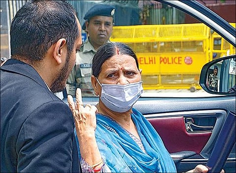 ரயில்வே வேலைக்கு நிலம் லஞ்சமாக பெற்ற வழக்கில் டெல்லியில் உள்ள அமலாக்கத் துறை அலுவலத்துக்கு நேற்று விசாரணைக்கு வந்த ராப்ரி தேவி.படம்: பிடிஐ