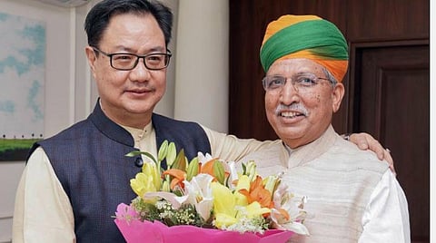 சட்ட அமைச்சராகப் பொறுப்பேற்ற அர்ஜுன் ராம் மேக்வாலுக்கு வாழ்த்து தெரிவித்த கிரண் ரிஜிஜு (இடது). படம்: பிடிஐ