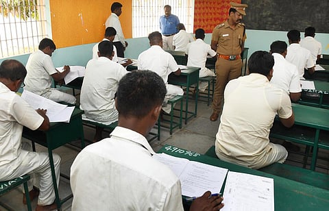 தேர்வு எழுதிய சிறைக் கைதிகள்