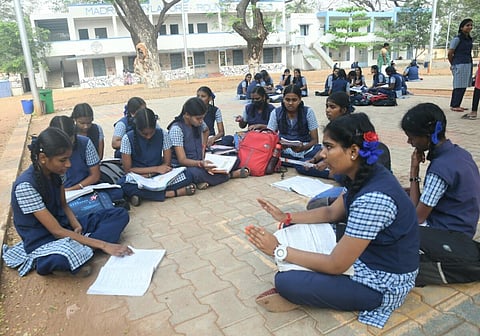 பிளஸ் 1 மாணவர்கள்