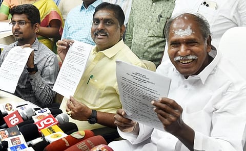 புதுச்சேரியில் பத்தாம் வகுப்பு பொதுத்தேர்வு முடிவுகள் பட்டயலை வெளியிட்ட முதல்வர் ரங்கசாமி, கல்வித் துறை அமைச்சர் நம்ச்சிவாயம், செயலர் ஜவகர். | படம்: எம்.சாம்ராஜ்