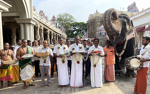 மலேசியா பத்து மலை முருகன் கோயிலுக்கு கொண்டு செல்லப்பட்ட பழநி முருகன் கோயில் பிரசாதம்