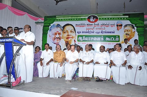 தருமபுரியில் நடந்த அதிமுக(ஓபிஎஸ் அணி) மாவட்ட செயல்வீரர்கள் ஆலோசனைக் கூட்டத்தில் கட்சியின் இணை ஒருங்கிணைப்பாளர் வைத்திலிங்கம் பேசினார்.