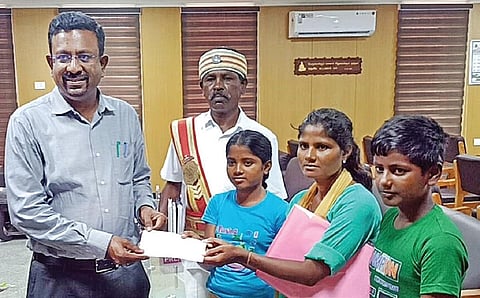 கணவரை இழந்த சந்தியாவை தஞ்சாவூர் மாவட்ட ஆட்சியர் அலுவலகத்துக்கு வரவழைத்து, வீடு கட்டுவதற்கான ஆணையை வழங்கிய ஆட்சியர்
தினேஷ் பொன்ராஜ் ஆலிவர்.