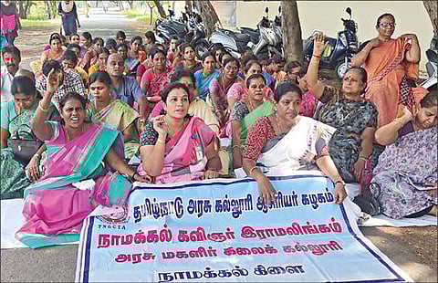 நாமக்கல் அரசு மகளிர் கல்லூரி முதல்வரை பணியிட மாற்றம் செய்யக்கோரி, உள்ளிருப்புப் போராட்டத்தில் ஈடுபட்ட பேராசிரியர்கள்.