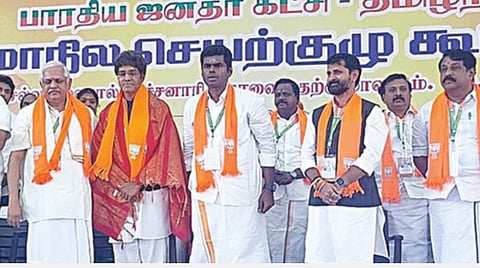 கோவை ஈச்சன ரியில் நடைபெற்ற பாஜக மாநில செயற்குழு கூட்டத்தில் பங்கேற்ற (இடமிருந்து) பேராசிரியர் கனகசபாபதி, முன்னாள் தேசிய செயலாளர் எச்.ராஜா , பாஜக தமிழக இணைபொறுப்பாளர் சுதாகர்ரெட்டி,
தேசிய அமை ப்பு பொதுச் செயலாளர் சந்தோஷ், சி.ஆர். கேசவன் , மாநில தலைவர் அண்ணாமலை , தமிழக பொறுப்பாளர் சி.டி.ரவி, பாஜக சட்ட மன்ற குழுத் தலைவர் எம்எல்ஏ நயினார் நாகேந்திரன், முன்னாள் மத்திய
அமைச்சர் பொன் ராதாகிருஷ்ணன் . படம்: ஜெ.மனோகரன்