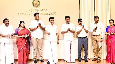 தொழில், தொழில் முதலீட்டு ஊக்குவிப்பு மற்றும் வர்த்தகத் துறையின் சார்பில் ரூ.92.50 கோடி மதிப்பில் தூத்துக்குடி, தஞ்சாவூர், சேலம் மாவட்டங்களில் மினி டைடல் பூங்காக்கள் அமைக்க, முதல்வர் மு.க.ஸ்டாலின் காணொலி காட்சி மூலம் நேற்று அடிக்கல் நாட்டினார். உடன் அமைச்சர்கள் கே.என்.நேரு, அன்பில் மகேஸ் பொய்யாமொழி, டி.ஆர்.பி.ராஜா, நாடாளுமன்ற உறுப்பினர் கனிமொழி, தலைமைச் செயலர் வெ.இறையன்பு, தொழில் முதலீட்டு ஊக்குவிப்பு மற்றும் வர்த்தகத் துறை கூடுதல் தலைமைச் செயலர் ச.கிருஷ்ணன் உள்ளிட்டோர்.