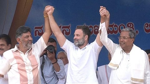 பதவியேற்பு விழா மேடையில் டிகே சிவகுமார், ராகுல் காந்தி, சித்தராமையா (இடமிருந்து வலமாக)