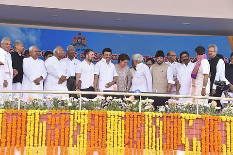 பதவியேற்வு விழாவில் அனைத்துக் கட்சி தலைவர்கள்