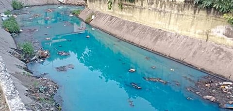 குமாரபாளையம் பேருந்து நிலையம் அருகே உள்ள கோம்பு பள்ளத்தில் நீலநிறத்தில் சென்ற சாயக் கழிவுநீர்.