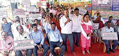 நோயாளிகளின் எண்ணிக்கைக்கு ஏற்ப மருத்துவர்களை நியமித்தல் என்பது உள்ளிட்ட கோரிக்கைகளை வலியுறுத்தி எழும்பூர் ராஜரத்தினம் மைதானம் அருகே நேற்று உண்ணாவிரதப் போராட்டத்தில் ஈடுபட்ட அனைத்து அரசு மருத்துவர்கள் சங்கங்களின் கூட்டமைப்பினர்.படம்: ம.பிரபு