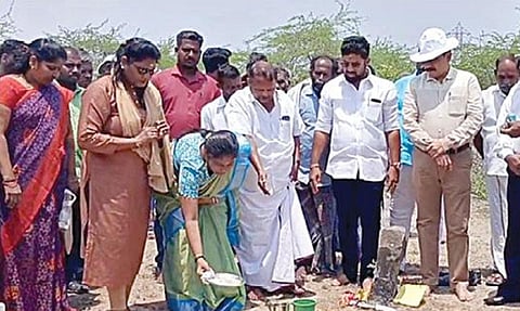 வாலாஜாபாத் அருகே உள்ள வடக்குப்பட்டு பகுதியில் 2-ம் கட்ட அகழ்வாராய்ச்சிப் பணிகளை தொடங்கிய தொல்லியல் துறையினர்.