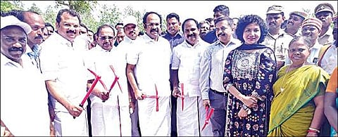 புதுக்கோட்டை மாவட்டம் பொற்பனைக்கோட்டையில் நேற்று அகழாய்வுப் பணியைத் தொடங்கி வைக்கும் அமைச்சர்கள் தங்கம் தென்னரசு, எஸ்.ரகுபதி, சிவ.வீ.மெய்யநாதன் உள்ளிட்டோர். 