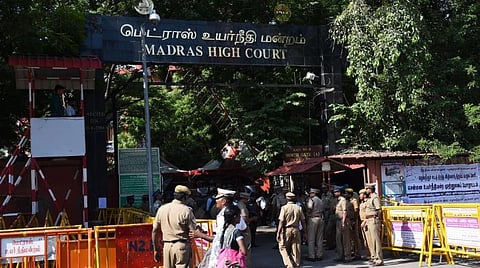 மாணவர்களுக்கு சீருடை, புத்தக கட்டணம் வழங்குவது அரசின் கடமை - உயர் நீதிமன்றம் உத்தரவு