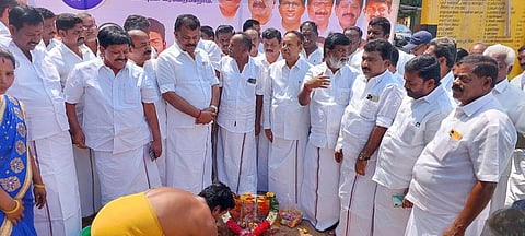 நாகரசம்பட்டியில் புதிய நிழல் கூடம் அமைக்க பணியை பூமி பூஜை செய்து தம்பிதுரை எம்.பி தொடங்கி வைத்தார்.