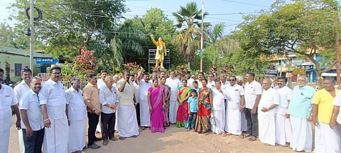 காரைக்குடியில் ராஜீவ் காந்தி நினைவு தினத்தையொட்டி அவரது சிலைக்கு மாலை அணிவித்து மரியாதை செலுத்திய முன்னாள் மத்திய அமைச்சர் ப.சிதம்பரம், மாங்குடி எம்எல்ஏ உள்ளிட்ட காங்கிரஸார்.