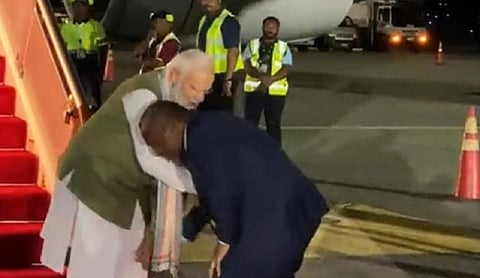 பிரதமர் மோடியின் காலைத் தொட்டு வணங்கி வரவேற்ற பப்புவா நியூ கினி பிரதமர்