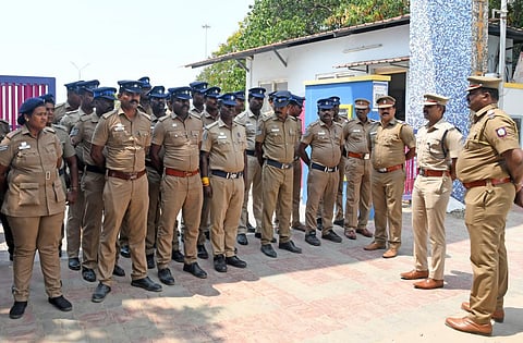 தூத்துக்குடி முத்துநகர் கடற்கரை பூங்காவில் பாதுகாப்புக்காக குவிக்கப்பட்டுள்ள போலீஸார் | படங்கள்: என்.ராஜேஷ்