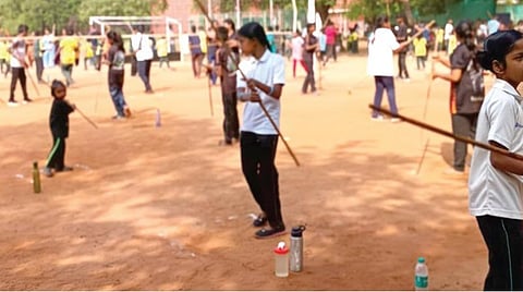 மதுரை | தொடர்ந்து 2 மணி நேரம் சிலம்பம், வளரி விளையாடி மாணவர்கள் சாதனை