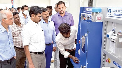 செங்கை அரசினர் தொழிற்பயிற்சி நிலையத்தில் அமைக்கப்பட்டுள்ள ஆய்வு கூடத்தை பார்வையிட்ட தலைமை செயலர் வெ.இறையன்பு.