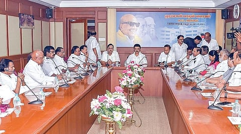 சென்னை அண்ணா அறிவாலயத்தில், கட்சியின் தலைவரும், முதல்வருமான ஸ்டாலின் தலைமையில் நேற்று நடைபெற்ற திமுக உயர்நிலை செயல்திட்டக் குழுக் கூட்டத்தில் பங்கேற்ற திமுக பொதுச் செயலாளர் துரைமுருகன், பொருளாளர் டி.ஆர்.பாலு மற்றும் நிர்வாகிகள்.