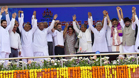 தேசிய கட்சிகளின் தலைவர்கள் ஒன்றாக இணைந்து புகைப்படத்துக்கு போஸ் கொடுத்த போது கூட்ட நெருக்கடியால் மு.க.ஸ்டாலின், டி.ராஜா, சரத் பவார்,தொல்.திருமாவளவன், கமல்ஹாசன் உள்ளிட்டோர் பின்னுக்குத் தள்ளப்பட்டனர்.