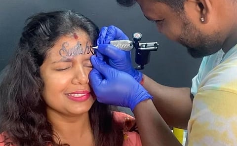 கணவரின் பெயரை நெற்றியில் பச்சை குத்திக் கொண்டாரா இளம்பெண்?