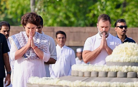 முன்னாள் பிரதமர் ராஜீவ் காந்தியின் நினைவு தினம் நேற்று அனுசரிக்கப்பட்டது. டெல்லியில் உள்ள அவரது நினைவிடத்தில் ராஜீவ் மகன் ராகுல் காந்தி, மகள் பிரியங்கா காந்தி மலர் தூவி மரியாதை செலுத்தினர்.