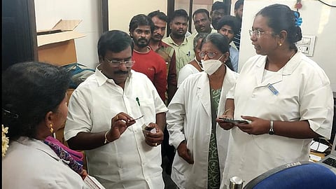 புதுச்சேரியில் ஆரம்ப சுகாதார நிலையத்தில் தரமற்ற மாத்திரை விநியோகம்? - நோயாளியுடன் எதிர்க்கட்சித் தலைவர் நேரில் ஆய்வு