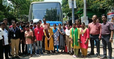 ஊட்டியில் நடைபெறும் கோடை கொண்டாட்ட சிறப்பு பயிற்சி முகாமில் பங்கேற்க மதுரை மாவட்டத்திலிருந்து நேற்று புறப்பட்ட மாநில அளவிலான கலைத்திருவிழா போட்டியில் வென்ற மாணவர்கள்.