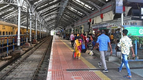 எழும்பூர் ரயில் நிலையம் மறுசீரமைப்பு: கட்டிடங்கள் இடிக்கும் பணி தீவிரம்