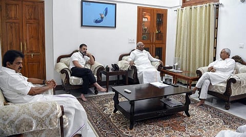 காங்கிரஸ் தலைவர் மல்லிகார்ஜுன கார்கே மற்றும் ராகுல் காந்தியை பிஹார் முதல்வர் நிதிஷ் குமார் டெல்லியில் நேற்று சந்தித்துப் பேசினார்.படம்: பிடிஐ