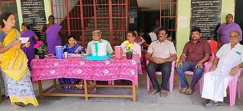 மதுரை மாவட்டம் அலங்காநல்லூர் தாய் மெட்ரிக்குலேசன் பள்ளியில் இன்று இலவச கட்டாயக்கல்வி உரிமைச்சட்டப்படி மாணவர் சேர்க்கைக்கான தேர்வில் பங்கேற்ற பெற்றோர்கள்.