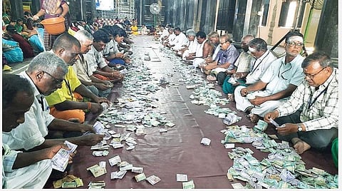 திருவண்ணாமலை அண்ணாமலையார் கோயிலில் உண்டியல் காணிக்கை எண்ணும் பணி நடைபெற்றது.