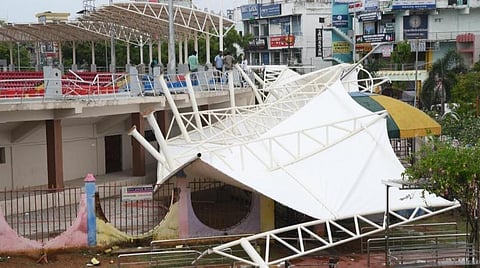 பாளை. வ.உ.சி. மைதான மேற்கூரை விழுந்த விவகாரத்தில் உரிய விசாரணை: அதிமுக, மார்க்சிஸ்ட் வலியுறுத்தல்