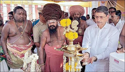 சீர்காழி சட்டைநாதர் கோயிலில் நேற்று நடைபெற்ற நாட்டியாஞ்சலி நிகழ்ச்சியை குத்துவிளக்கேற்றி தொடங்கிவைத்த ஆளுநர் ஆர்.என்.ரவி. உடன், தருமபுரம் ஆதீனம் 27-வது குருமகா சன்னிதானம் ல மாசிலாமணி தேசிக ஞானசம்பந்த பரமாச்சாரிய சுவாமிகள். படம்: வீ.தமிழன்பன்