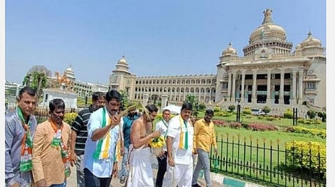 கர்நாடக சட்டப்பேரவையை கோமியத்தால் சுத்தம் செய்த காங்கிரஸ் நிர்வாகிகள்