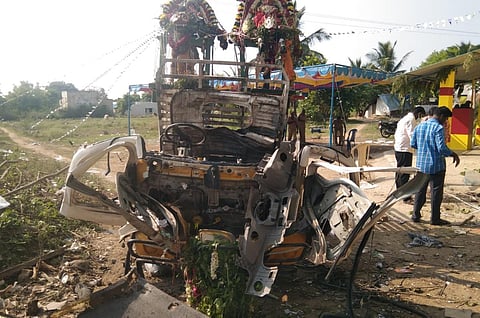 பட்டாசு வெடித்ததில் உருகுலைந்து இருக்கும் சாமி ஊர்வலம் கொண்டு சென்ற மினி வேன்