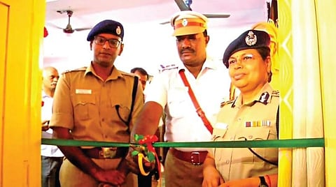 சேலத்தில் புதிய டிராஃபிக் பிளானிங் செல் பிரிவை போக்குவரத்து காவல் உதவி ஆய்வாளரைக் கொண்டு ரிப்பன் வெட்டி திறந்து வைத்தார் மாநகர காவல் ஆணையர் விஜயகுமாரி.