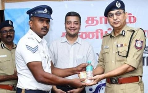 சென்னை | போக்குவரத்து காவலருக்கு குடிநீர், குளிர்பானங்கள்