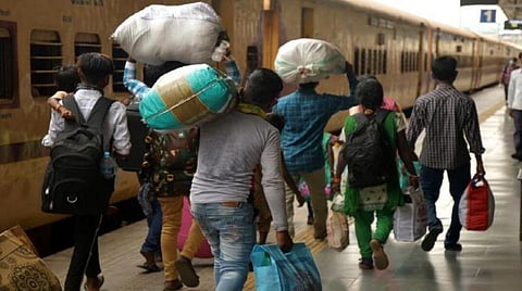 சேலம் | புலம் பெயர்ந்த தொழிலாளர்களை பணியில் அமர்த்தும் நிறுவனங்கள் பதிவு செய்வது கட்டாயம்