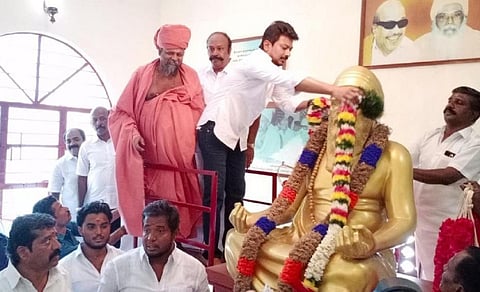 குன்றக்குடி அடிகளார் மணிமண்டபத்தில் அவரது சிலைக்கு மாலை அணிவித்து மரியாதை செய்த அமைச்சர் உதயநிதி.