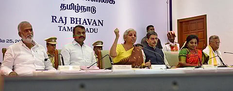 புதிய நாடாளுமன்றக் கட்டிடத்தில் `செங்கோல்' நிறுவுவது தொடர்பாக சென்னை ராஜ்பவனில் நேற்று செய்தியாளர்களிடம் பேசிய மத்திய நிதியமைச்சர் நிர்மலா சீதாராமன். உடன், மத்திய அமைச்சர் எல்.முருகன், ஆளுநர்கள் ஆர்.என்.ரவி, தமிழிசை சவுந்தரராஜன், இல.கணேசன், அமைச்சர் பி.கே.சேகர்பாபு.படம்: ம.பிரபு