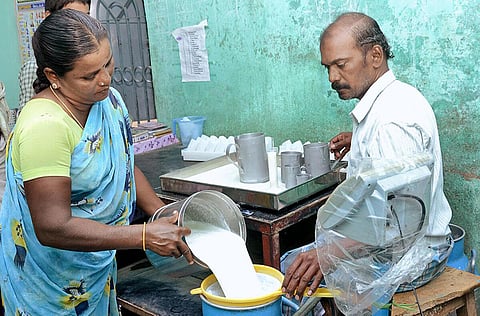 பால் கொள்முதல் விலையை அரசு உயர்த்த வேண்டும் - அன்புமணி ராமதாஸ், அண்ணாமலை, ஈஸ்வரன் வலியுறுத்தல்