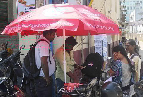 போலி ஆவணங்கள் மூலம் வாங்கப்பட்டதாக புகார் - தமிழகத்தில் 56 ஆயிரம் சிம் கார்டு முடக்கம்